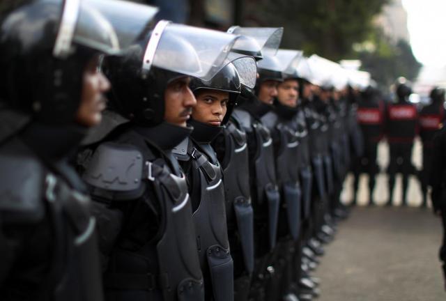 Orang Tak Dikenal Tembak Mati Polisi Pengawal Hakim Persidangan Mursi