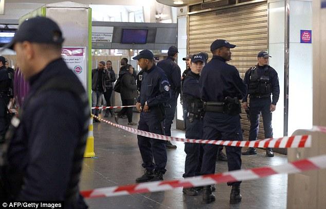 Orang Tak Dikenal Tikam Berkali-kali Leher Prajurit Anti Teror Prancis di Paris