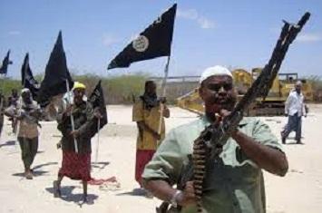 Al-Shabaab Hadiahkan AK47 dan Seragam Militer Pada Tetua Suku Somalia