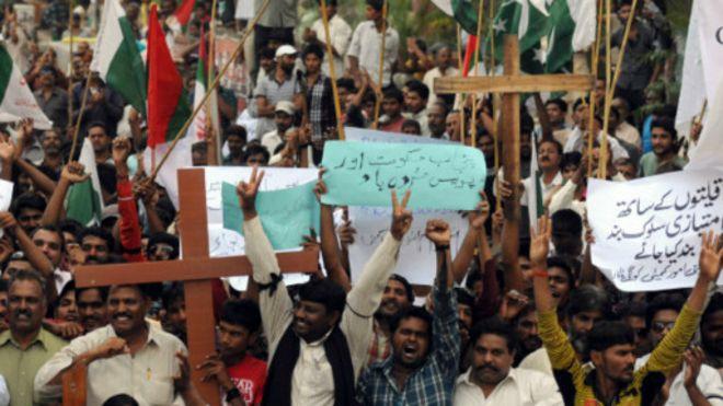 Pakistan : Pasangan Kristen Menodai al-Qur'an Dibunuh dan Dibakar