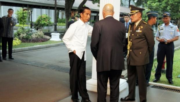 Jokowi Baru Sehari Dilantik Sudah Kocar-Kacir?