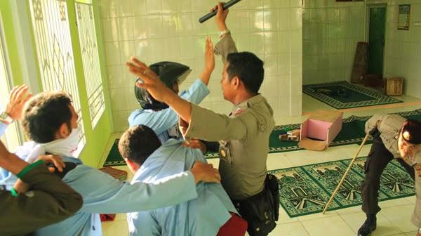 Berikut Kronologis Mahasiswa Dikeroyok Polisi Dalam Mushola versi Mahasiswa 