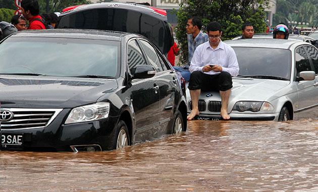 PNS DKI Nganggur, Balaikota Diserbu Banjir  