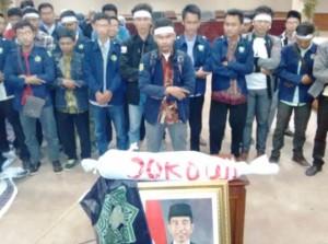 Pangdam Jaya Beri Kuliah Perang Boneka, Mahasiswa Bawa Boneka Pocong Jokowi