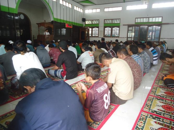 Suasana Sholat Jum'at di Lokasi Longsor: Banyak Jamaah Menangis, Saat Sang Khotib Ajak Bermuhasabah