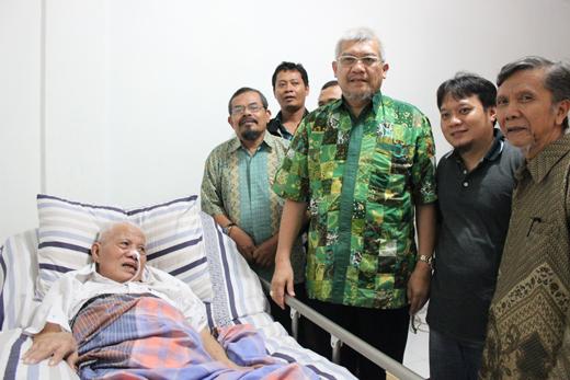 Apa Kata MS Kaban Saat Jenguk Sesepuh Kota Bekasi?