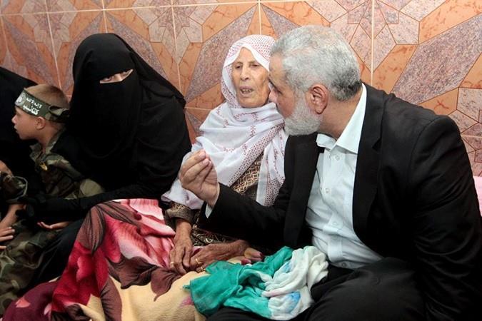 [Foto] Ustadz Ismail Haniyah Mengunjungi Keluarga Syuhada Gaza