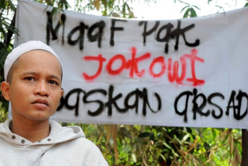 Warga Hukum Penghina Jokowi Bersihkan Mushala  