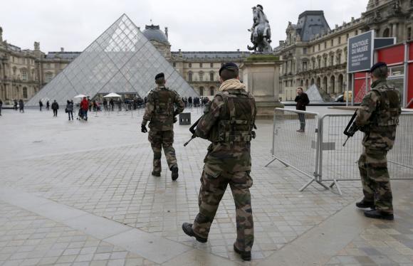 Prancis Kerahkan 15000 Tentara dan Polisi Untuk Jaga Tempat-tempat Sentisit dan Sekolah Yahudi
