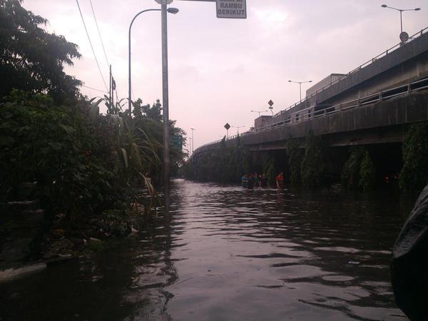 Hujan Sebentar, Jakarta Langsung Banjir dan Pohon-Pohon Pun Tumbang