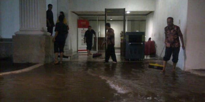 PNS DKI Nganggur, Balaikota Diserbu Banjir 