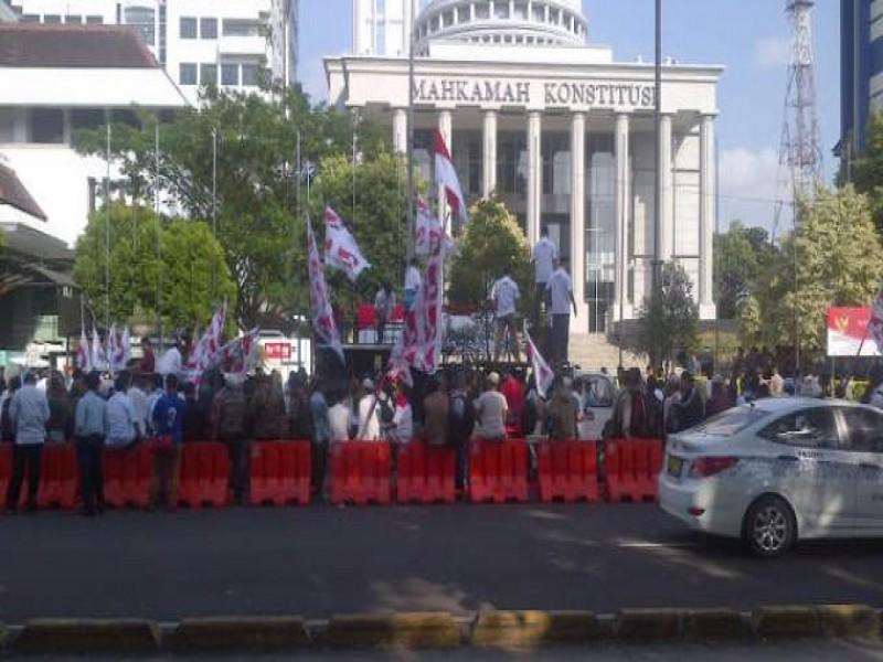 Gedung MK Disambangi Ribuan Pendukung Prabowo-Hatta