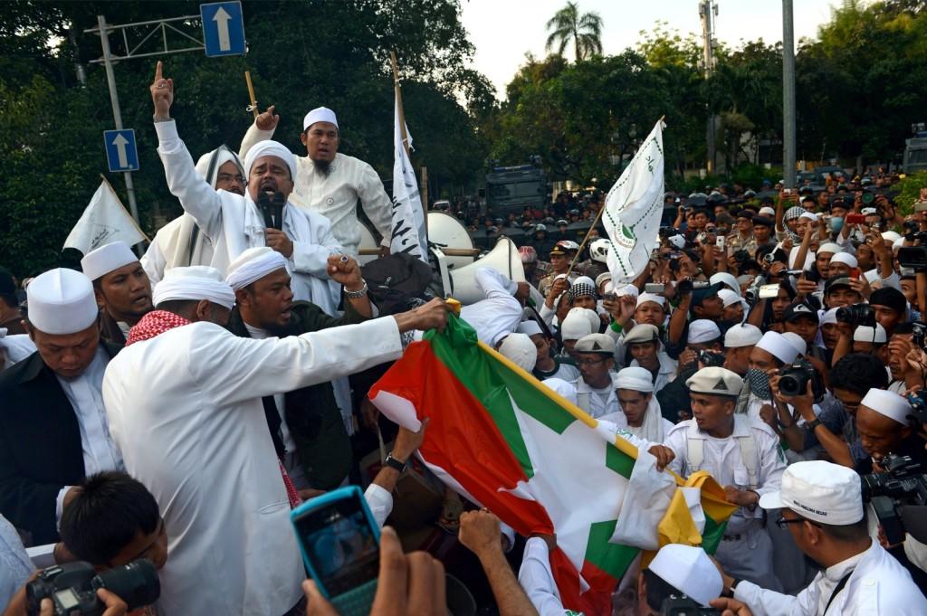 Habib Rizieq Memimpin Langsung Ribuan Rakyat Jakarta Mengusir Ahok