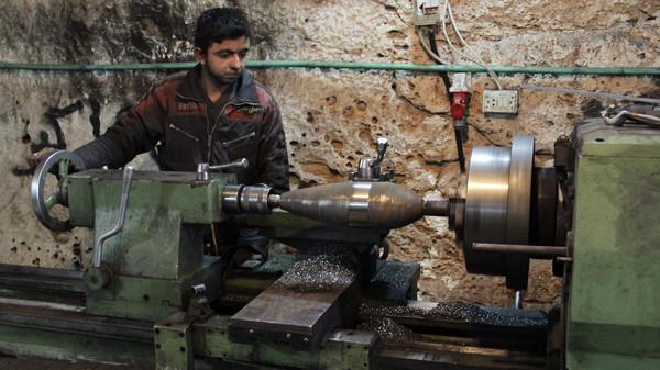 Para Pejuang Suriah Membuat Pabrik Senjata di Gua 