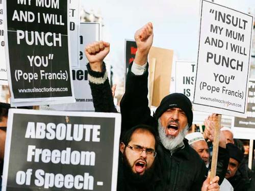 Ribuan Muslim Inggris Memprotes Charlie Hebdo