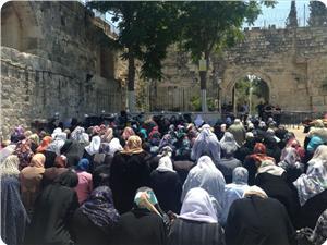 Muslimah Jerusalem Menentang Pasukan Zionis Melarang Shalat di Al-Aqsha
