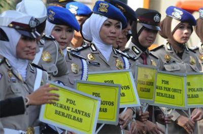 DPR Sudah Sahkan Anggaran Jilbab Polwan Rp 1,2 Triliun, Lalu Kenapa Jilbab Masih Dilarang Polri? 