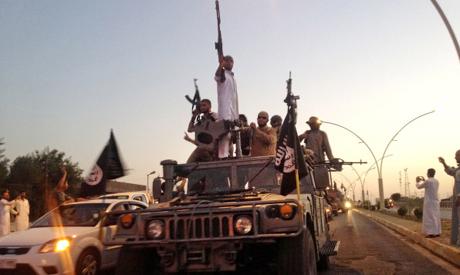 Mujahidin Islamic State Arak Tentara Irak yang Mereka Tawan dari Kamp Militer Saqlawiya