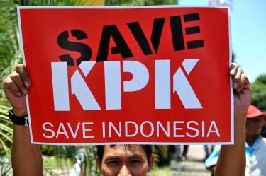 Jangan Munafik, Aksi 'Save KPK' Harus Juga Desak KPK Bongkar Skandal Jokowi!