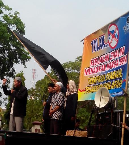 Kebijakan Menaikkan Harga BBM: Pemerataan Kemiskinan, Zalim dan Hianat