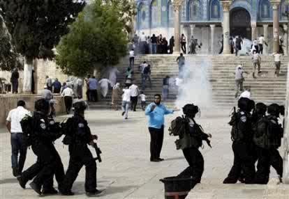 Pasukan Keamanan Zionis Israel Serang Jemaah di Masjid Al-Aqsa