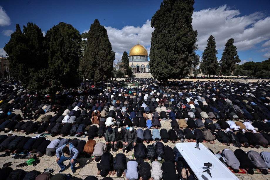 Sekitar 100.000 Warga Palestina Ikuti Shalat Jum'at Ke-2 Ramadhan di Al-Aqsa Meski Dibatasi Israel