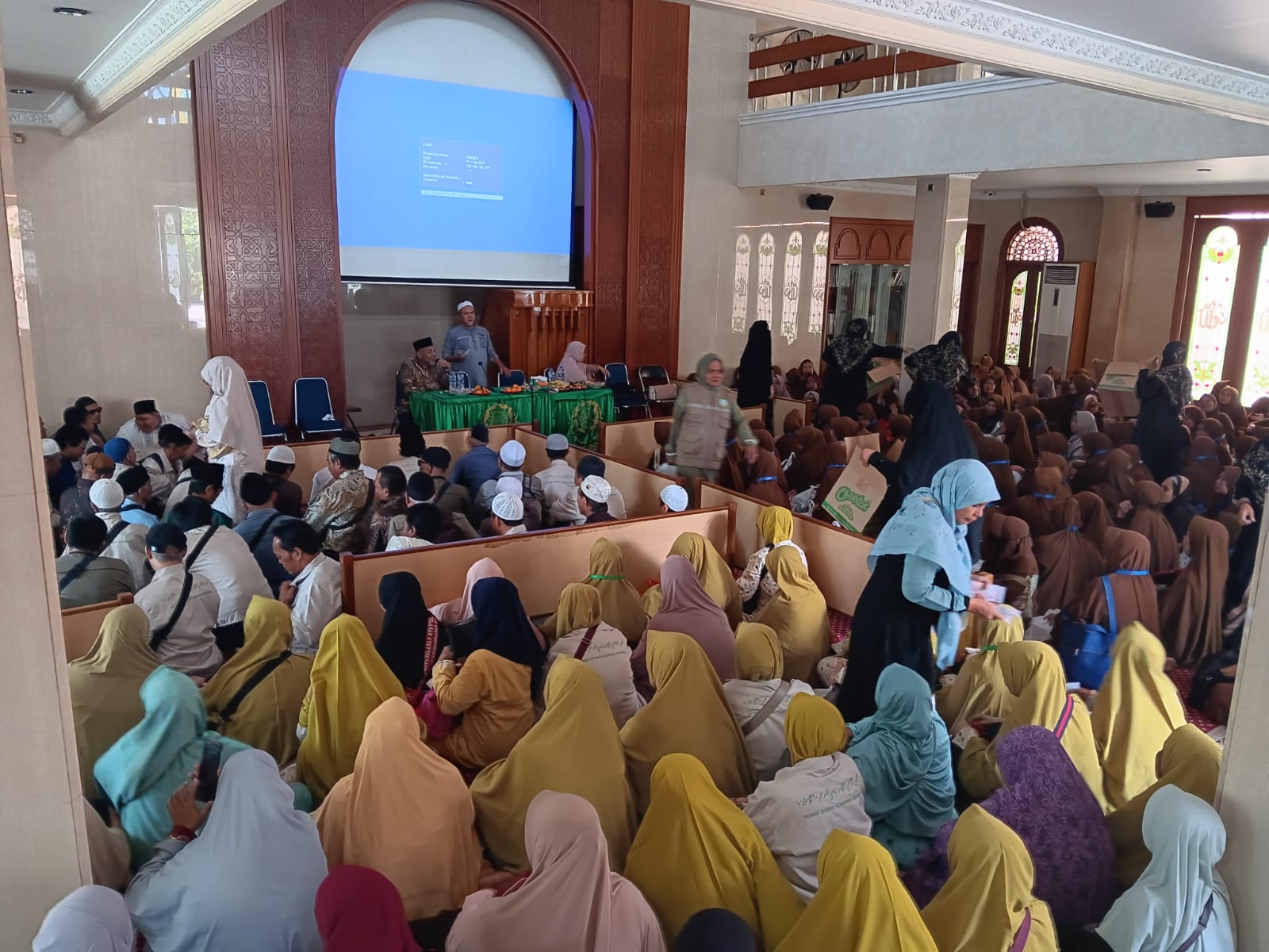 Dewan Da’wah Kota Bekasi Salurkan 550 Paket Sembako untuk Warga Tuna Netra dan Duafa