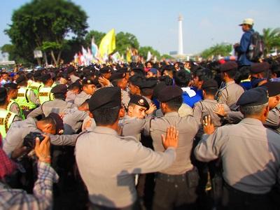 Mahasiswa Mendorong, Polisi Menendang, 50 BEM Tuntut Presiden Jokowi Turun!