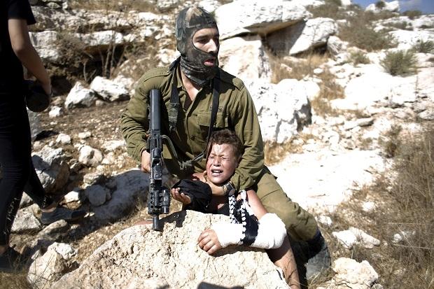 Kebiadaban Israel Berlanjut dengan Mencekik Anak Palestina