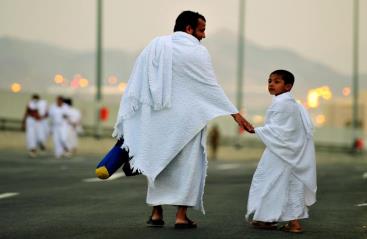 Adab Berjalan Bersama Orang Mulia