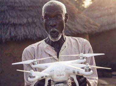 Pertama Lihat Drone, Apa yang Dipikirkan Kakek di Afrika ini?