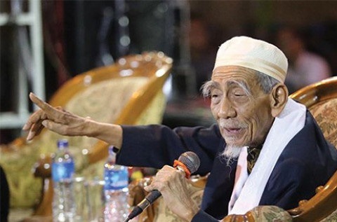 Selamat Jalan Murabbiku ''K.H. Maemoen Zubair''