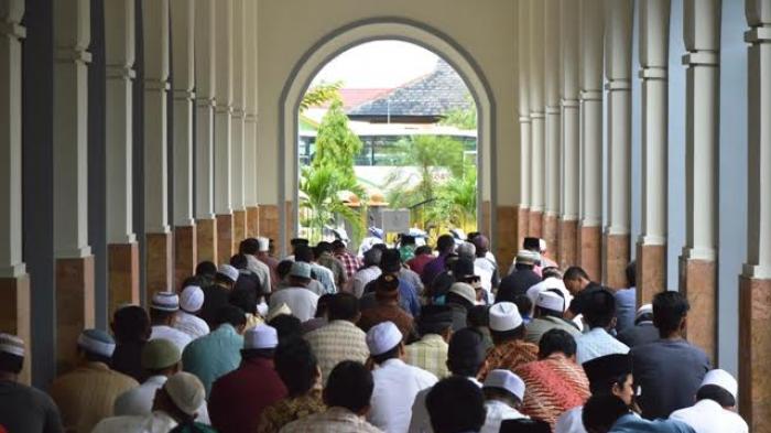 Tak Mendengar Khutbah, Bolehkah Dzikir dan Tilawah?