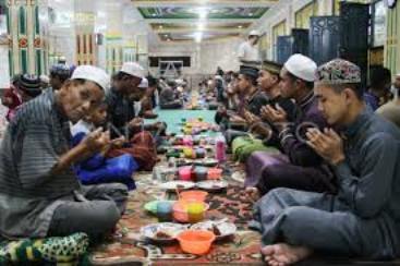 Berbuka Dulu, Baru Shalat Maghrib