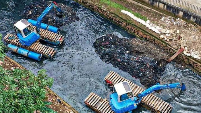 Kali Mampang Rampung Dikeruk, Keputusan PTUN Telat!