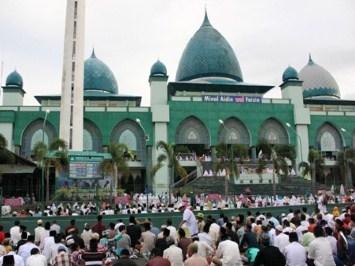 Shalat Ied di Kampungnya di Masjid, Pergi Mencari Tempat Lain yang Dikerjakan di Tanah Lapang?