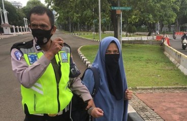 Perempuan Berpistol Terobos Istana? Narasi Lebay!