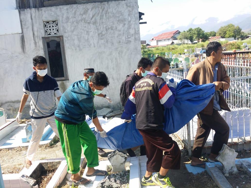 Kondisi Gelap, Tim Medis Gunakan Cahaya Seadanya di Palu