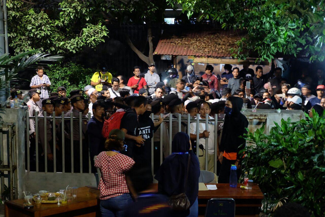 Dinilai Berbau PKI, Massa Bentrok dengan Aparat Saat Bubarkan Acara di LBH Jakarta