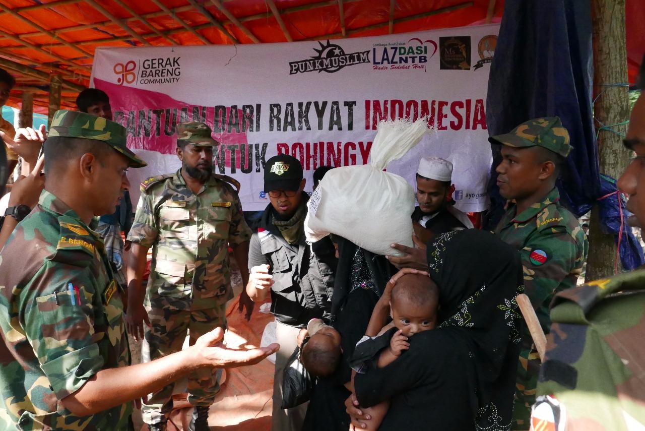 Punk Muslim dan GBC Distribusikan Bahan Makanan ke Pengungsi Rohingya