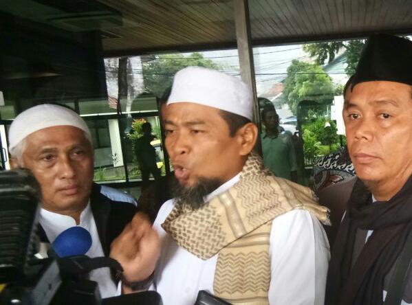 FOTO: Ini Dia Suasana Dukungan Ustadz Zulkifli Ali sebelum diperiksa BARESKRIM