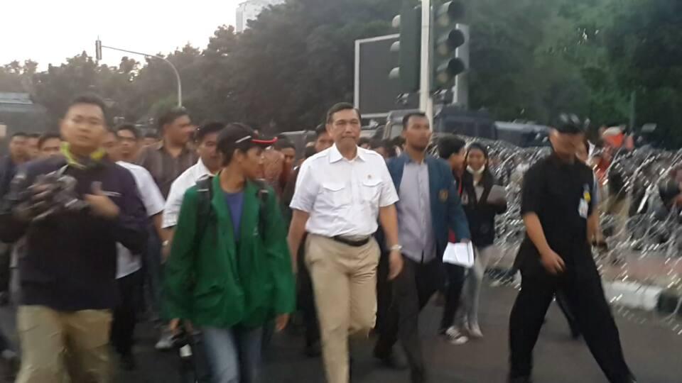 Luhut Naik Mimbar BEM SI: GPII dan IMM teriaki Sebagai Pencitraan, Interupsi Dengan Adzan Maghrib'