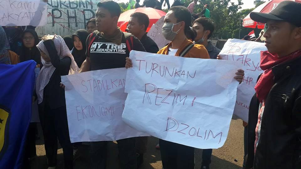 [Foto] Aksi Ribuan Mahasiswa Bakar Ban dan Pocong di Demonstrasi Mahasiswa 20 Mei 2015
