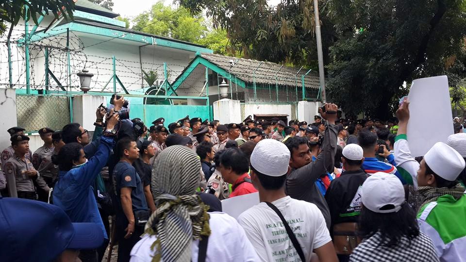Ratusan Umat Islam Dari Mmi Fpi Fui Kamra Di Depan Kedubes Myanmar Ratusan Umat Islam Dari Mmi Fpi Fui Kamra Di Depan Kedubes Myanmar