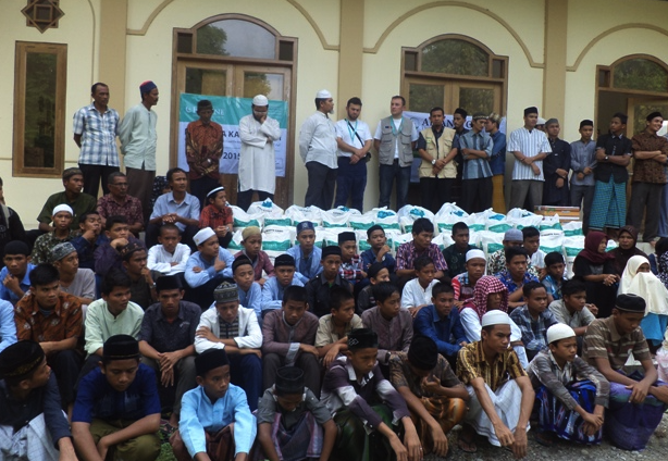 OKI Salurkan Paket Sembako Di Markaz Dewan Da'wah Aceh