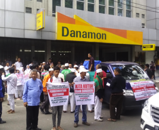 Berita Foto: FPI Demo Bank Danamon Medan Yang Pecat Karyawan Karena Shalat Jumat