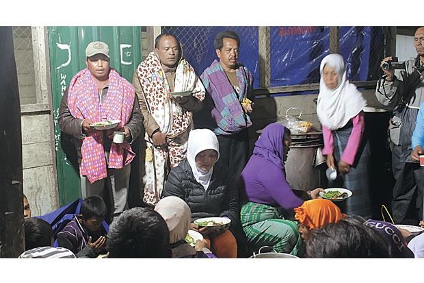 Sudah 5 Tahun, Isak Tangis Masih Warnai Sahur Pertama Pengungsi Sinabung