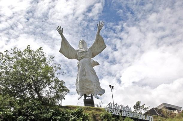 Ciputra Bangun Patung Yesus Terbesar di Asia. Bukti Dominasi Katolik di Indonesia