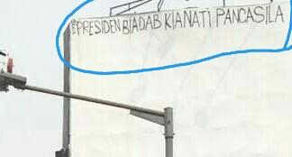 [FOTO] Tulisan 'Presiden Kianati Pancasila' bikin Macet, Mulai Dihapus petugas