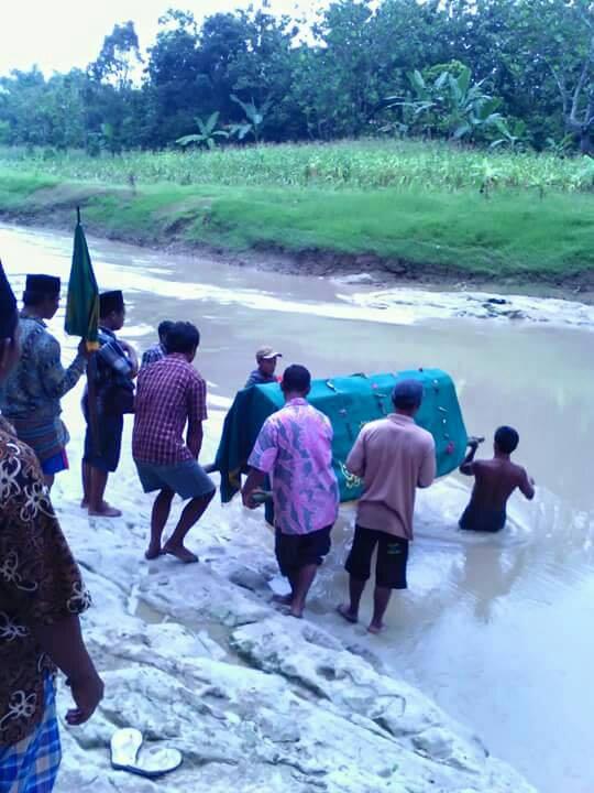 Warga Sumberejo Harus Arungi Sungai Lusi Tiap Memakamkan Jenazah